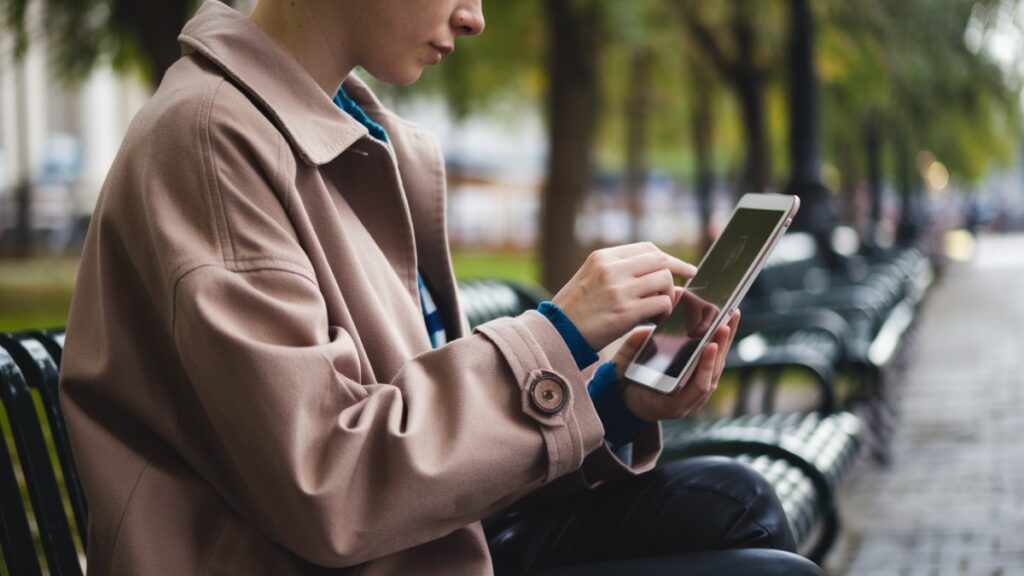 Femme sur tablette extérieure